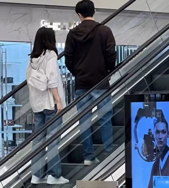 張智霖陪一群富婆登台唱歌，被對方摟腰拉入懷中