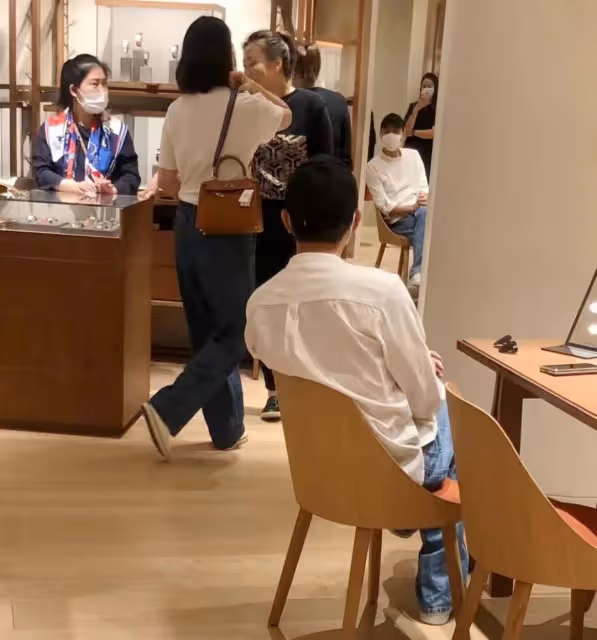 張智霖陪一群富婆登台唱歌，被對方摟腰拉入懷中