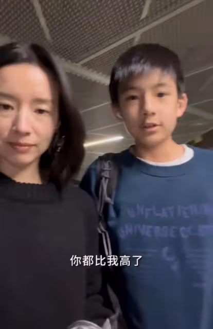 復合了?潘粵明董潔時隔10年首次親密互動,疑一家三口一起過新年