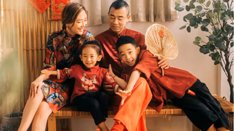 應采兒元宵節曬全家福，一家四口喜慶十足，兩個兒子都像陳小春