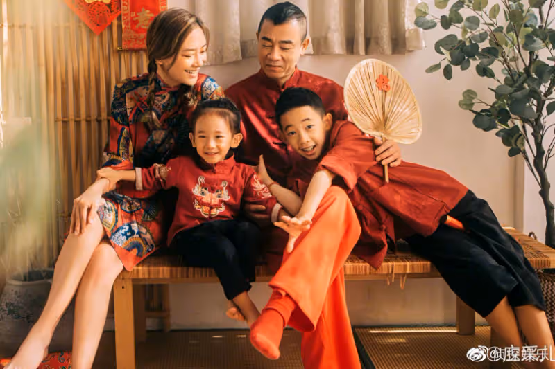 應采兒元宵節曬全家福,一家四口喜慶十足,兩個兒子都像陳小春