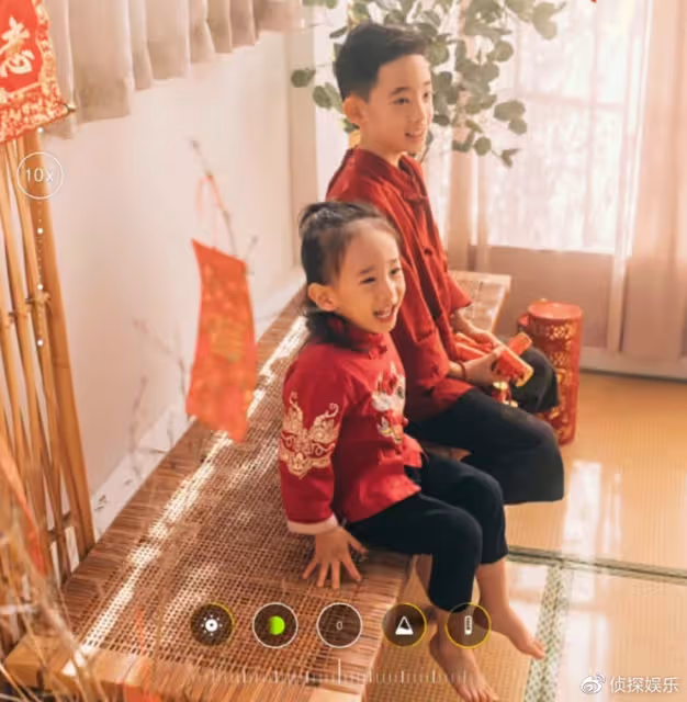 應采兒元宵節曬全家福,一家四口喜慶十足,兩個兒子都像陳小春