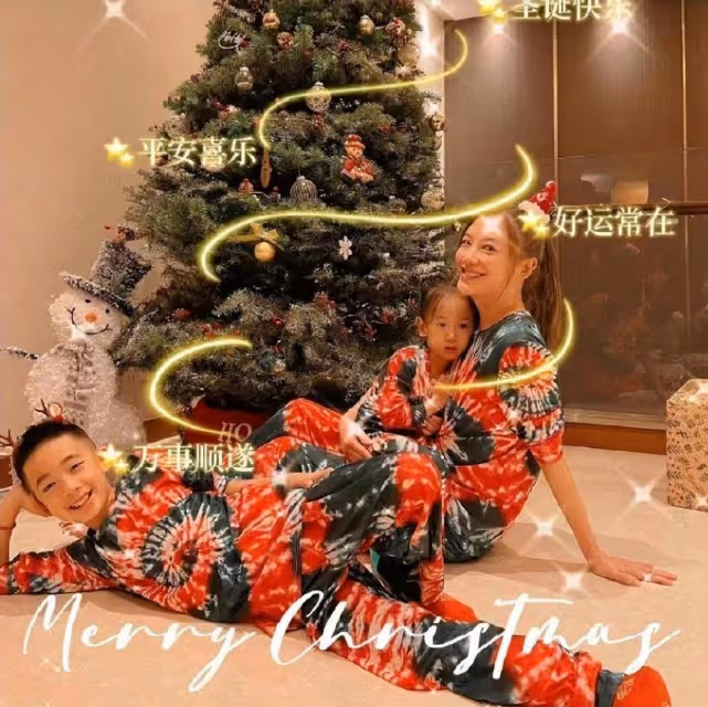 應采兒元宵節曬全家福,一家四口喜慶十足,兩個兒子都像陳小春