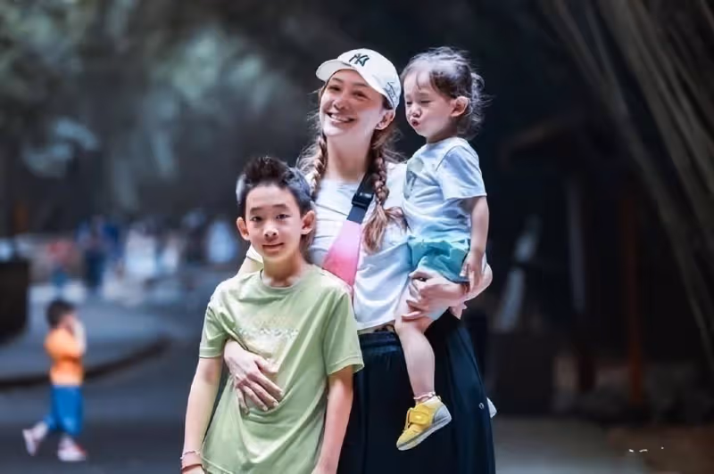 應采兒元宵節曬全家福,一家四口喜慶十足,兩個兒子都像陳小春