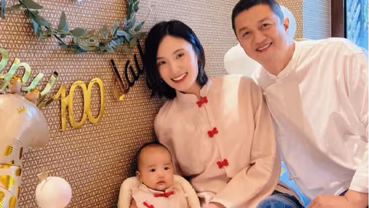 李亞鵬元宵節曬全家福，與小19歲嬌妻似兩代人，女兒長得像媽媽