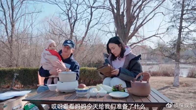 李亞鵬元宵節曬全家福,與小19歲嬌妻似兩代人,女兒長得像媽媽
