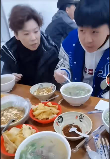 鄧亞萍近況曝光，一家三口路邊攤喝牛肉湯，兒子身高有180！