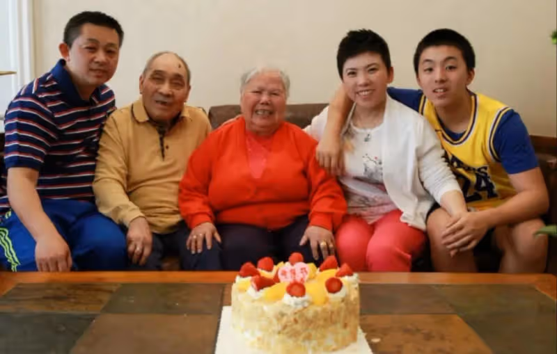 鄧亞萍近況曝光，一家三口路邊攤喝牛肉湯，兒子身高有180！