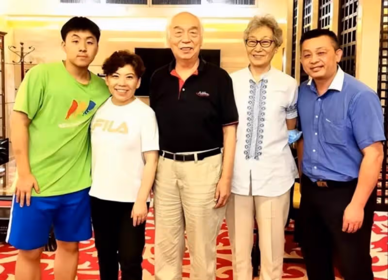 鄧亞萍近況曝光，一家三口路邊攤喝牛肉湯，兒子身高有180！