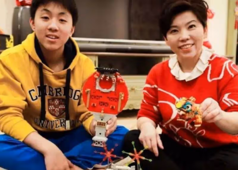 鄧亞萍近況曝光，一家三口路邊攤喝牛肉湯，兒子身高有180！