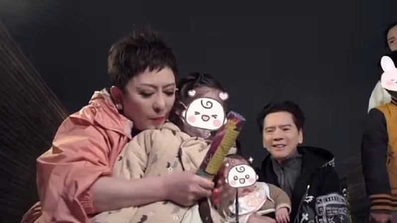 向太曬祖孫三代過元宵，郭碧婷向佐同框玩花燈，孫子孫女可愛出鏡