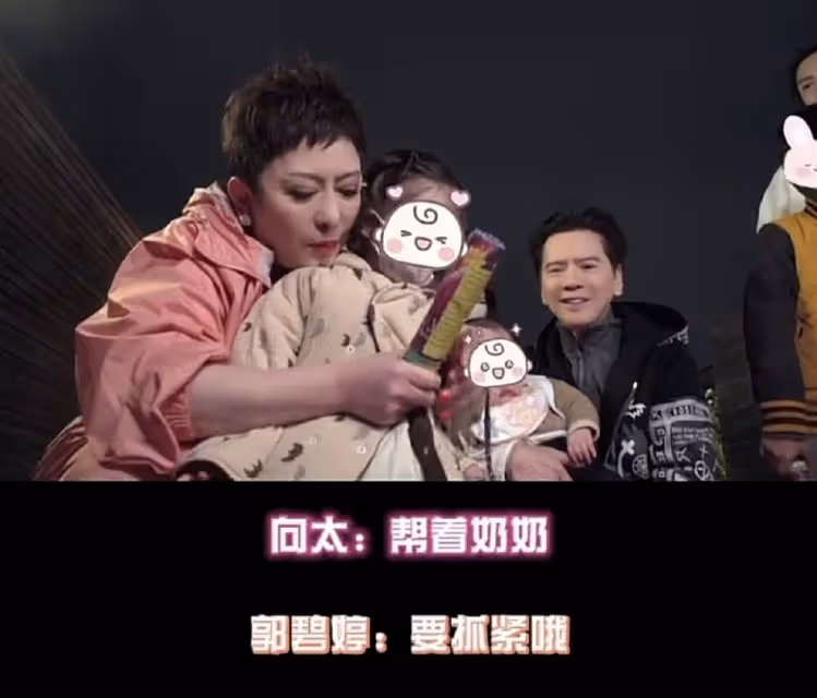 向太曬祖孫三代過元宵,郭碧婷向佐同框玩花燈,孫子孫女可愛出鏡