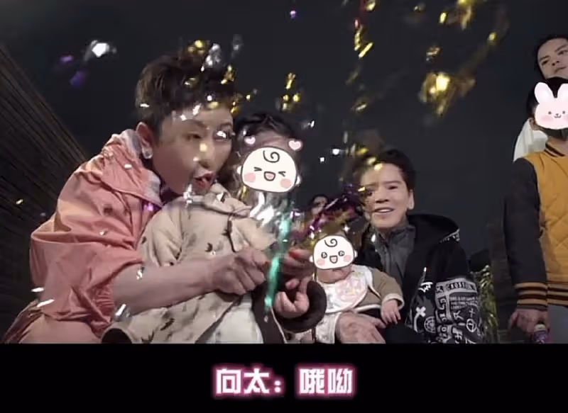 向太曬祖孫三代過元宵,郭碧婷向佐同框玩花燈,孫子孫女可愛出鏡