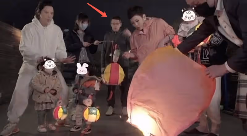 向太曬祖孫三代過元宵,郭碧婷向佐同框玩花燈,孫子孫女可愛出鏡