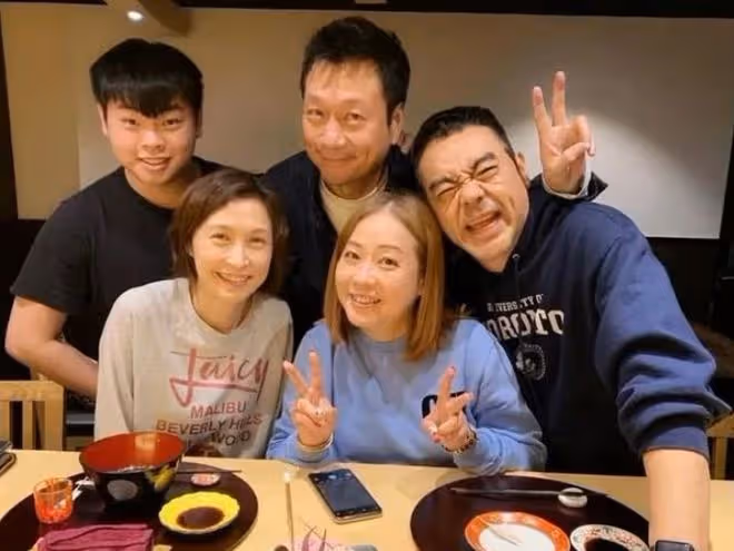 劉青雲與黎耀祥夫婦聚會，郭藹明站後面不搶風頭，打扮樸素氣質好
