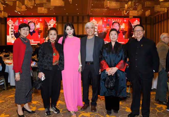 唐國強與39歲「晶女郎」美國聚會!穿西裝打扮精緻,70歲身材挺拔