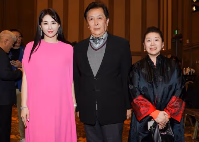 唐國強與39歲「晶女郎」美國聚會!穿西裝打扮精緻,70歲身材挺拔