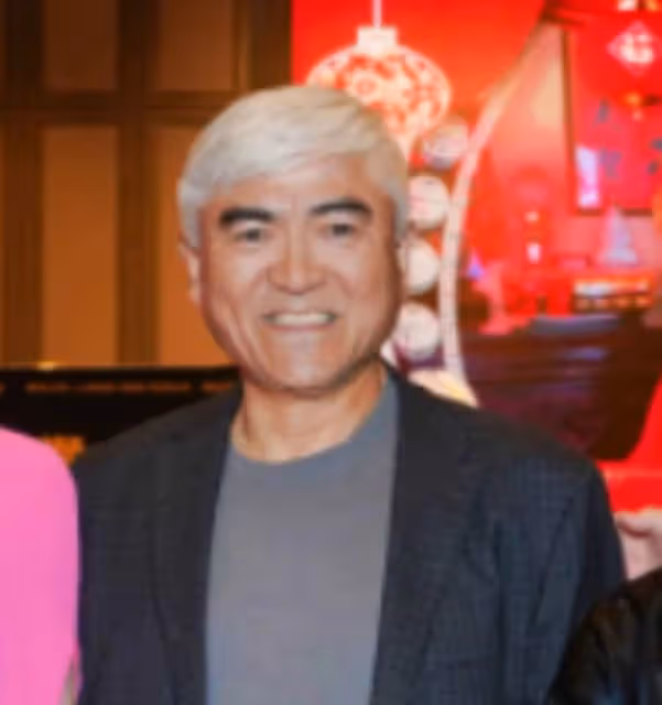 唐國強與39歲「晶女郎」美國聚會!穿西裝打扮精緻,70歲身材挺拔