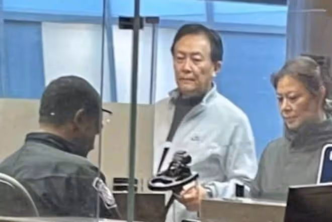 唐國強與39歲「晶女郎」美國聚會！穿西裝打扮精緻，70歲身材挺拔