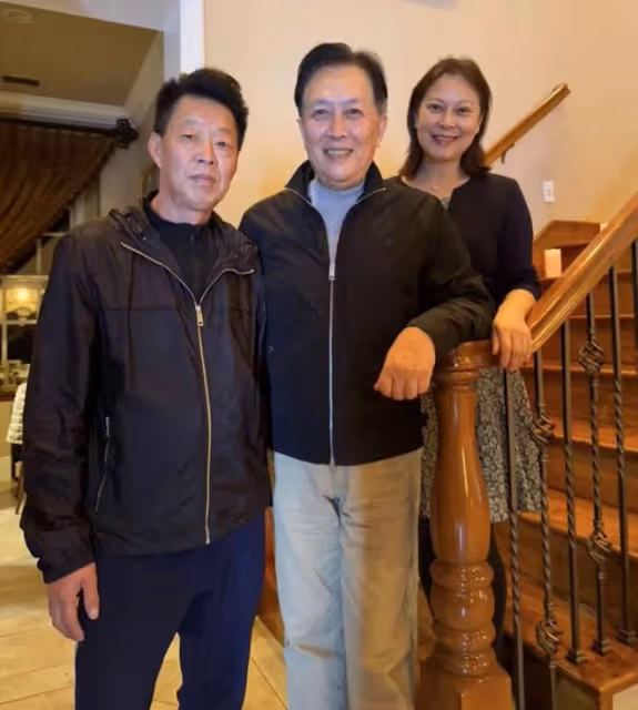 唐國強與39歲「晶女郎」美國聚會！穿西裝打扮精緻，70歲身材挺拔