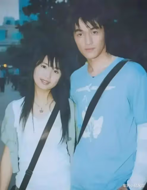 林依晨給胡歌打電話: 「你有空來參加我的婚禮嗎?」聽到這個消息後,胡歌愣了幾秒鐘,然後回答: 「一定要去!」