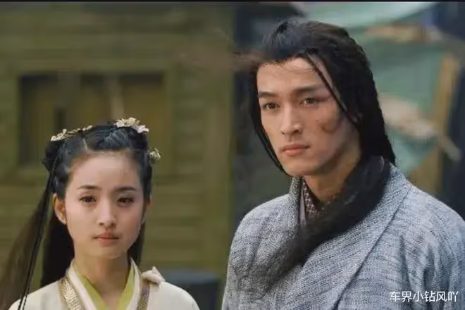林依晨給胡歌打電話: 「你有空來參加我的婚禮嗎?」聽到這個消息後,胡歌愣了幾秒鐘,然後回答: 「一定要去!」