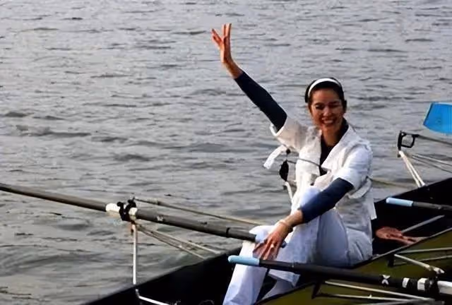 中國「最性感」女人：丈夫出軌後，患腦瘤！小三意外癱瘓！而她回村種地，身家過億