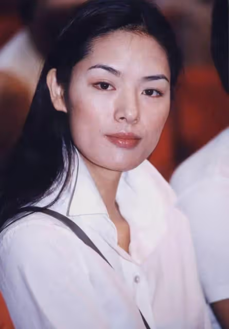中國「最性感」女人:丈夫出軌後,患腦瘤!小三意外癱瘓!而她回村種地,身家過億