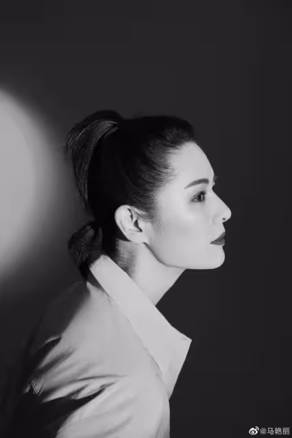 中國「最性感」女人:丈夫出軌後,患腦瘤!小三意外癱瘓!而她回村種地,身家過億