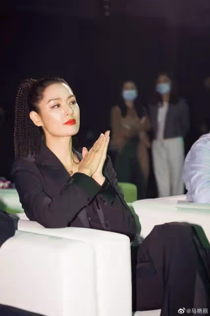中國「最性感」女人:丈夫出軌後,患腦瘤!小三意外癱瘓!而她回村種地,身家過億