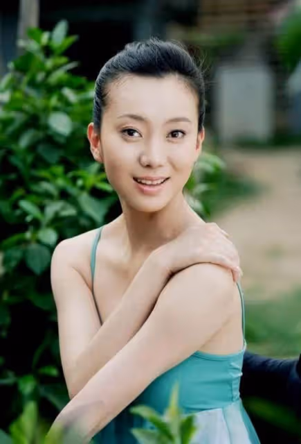 中國「最性感」女人:丈夫出軌後,患腦瘤!小三意外癱瘓!而她回村種地,身家過億