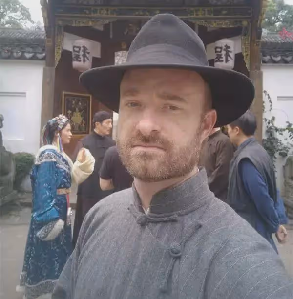 外籍群演自曝《流浪地球2》拍戲經歷,日薪近3000,待遇堪比皇室