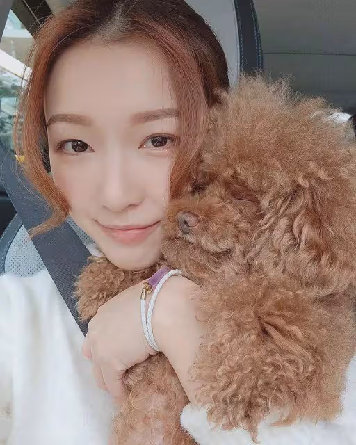 郭嘉文打扮精緻曬聚餐照,和李澤楷保持微妙關係!疑似叫板梁洛施