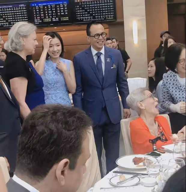 郭嘉文打扮精緻曬聚餐照,和李澤楷保持微妙關係!疑似叫板梁洛施