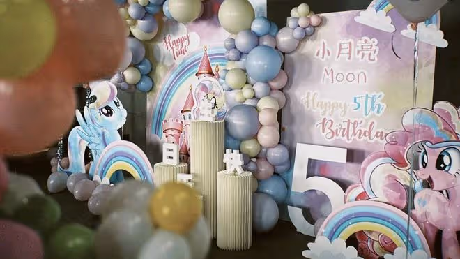 穎兒富養女兒,為孩子慶生布置很豪華,5歲小月亮親吻爸爸好有愛