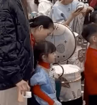 穎兒富養女兒，為孩子慶生布置很豪華，5歲小月亮親吻爸爸好有愛