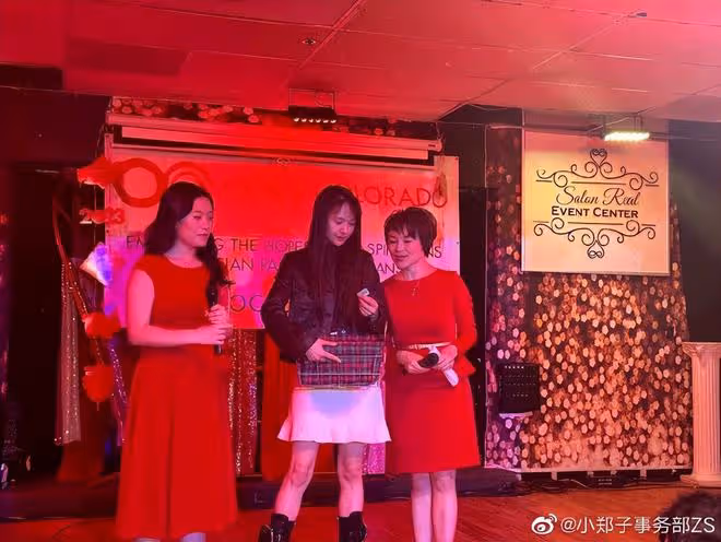 鄭爽懶理張恆,受邀做慈善笑容滿面心態好,身穿奢侈品引熱議