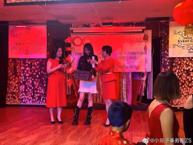鄭爽懶理張恆,受邀做慈善笑容滿面心態好,身穿奢侈品引熱議