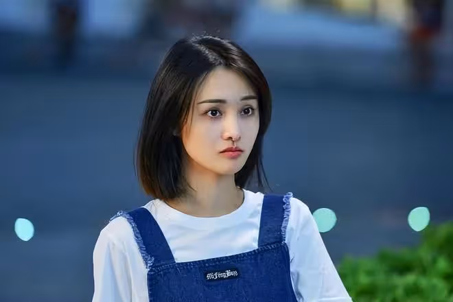 鄭爽懶理張恆,受邀做慈善笑容滿面心態好,身穿奢侈品引熱議