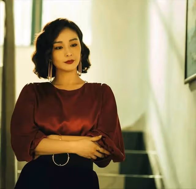 《狂飆》大嫂陳書婷生活奢侈?她與現實里的大嫂相比,小巫見大巫