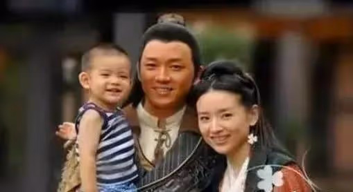 離婚十年,董潔終於肯讓潘粵明見兒子啦,背後的原因不簡單