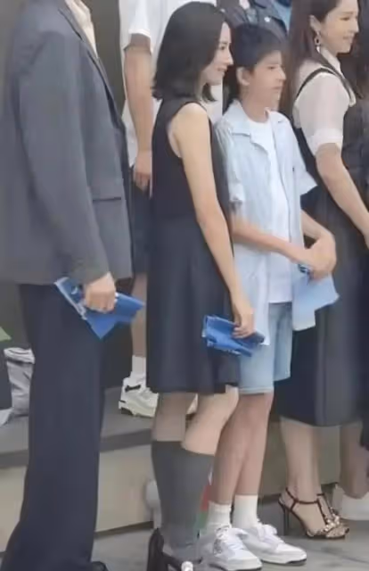 離婚十年,董潔終於肯讓潘粵明見兒子啦,背後的原因不簡單