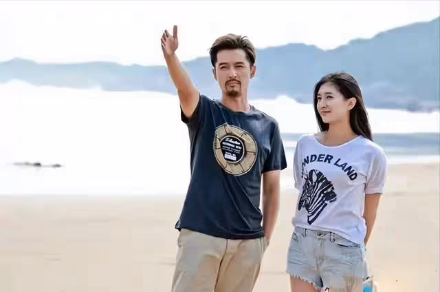 胡歌與妻子同框照首次曝光,有夫妻相,比網紅臉女星漂亮