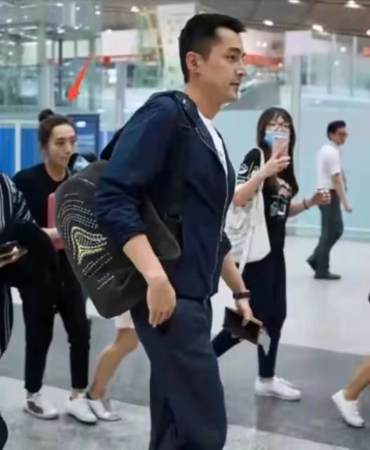 胡歌與妻子同框照首次曝光,有夫妻相,比網紅臉女星漂亮