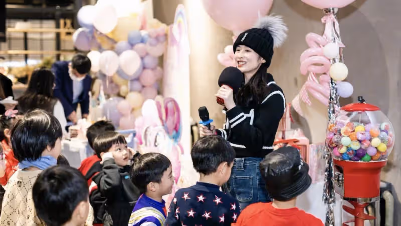 穎兒富養女兒,為孩子慶生布置很豪華,5歲小月亮親吻爸爸溫馨有愛