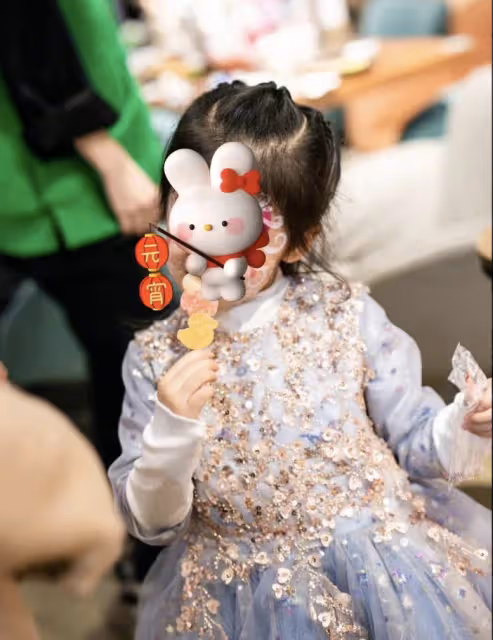 穎兒富養女兒,為孩子慶生布置很豪華,5歲小月亮親吻爸爸溫馨有愛