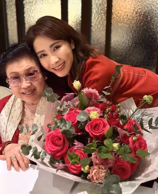 51歲黎姿為母親慶生,與媽媽相擁母女情深,父親滿頭白髮年邁滄桑