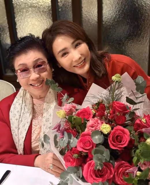 51歲黎姿為母親慶生,與媽媽相擁母女情深,父親滿頭白髮年邁滄桑