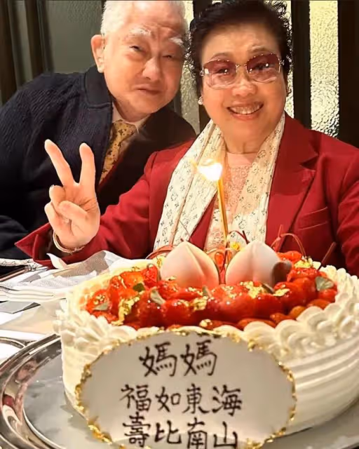 51歲黎姿為母親慶生,與媽媽相擁母女情深,父親滿頭白髮年邁滄桑