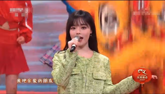 眾星元宵爭奇鬥豔!熱依扎甜美馬凡舒大氣,毛曉彤大露背秀長腿